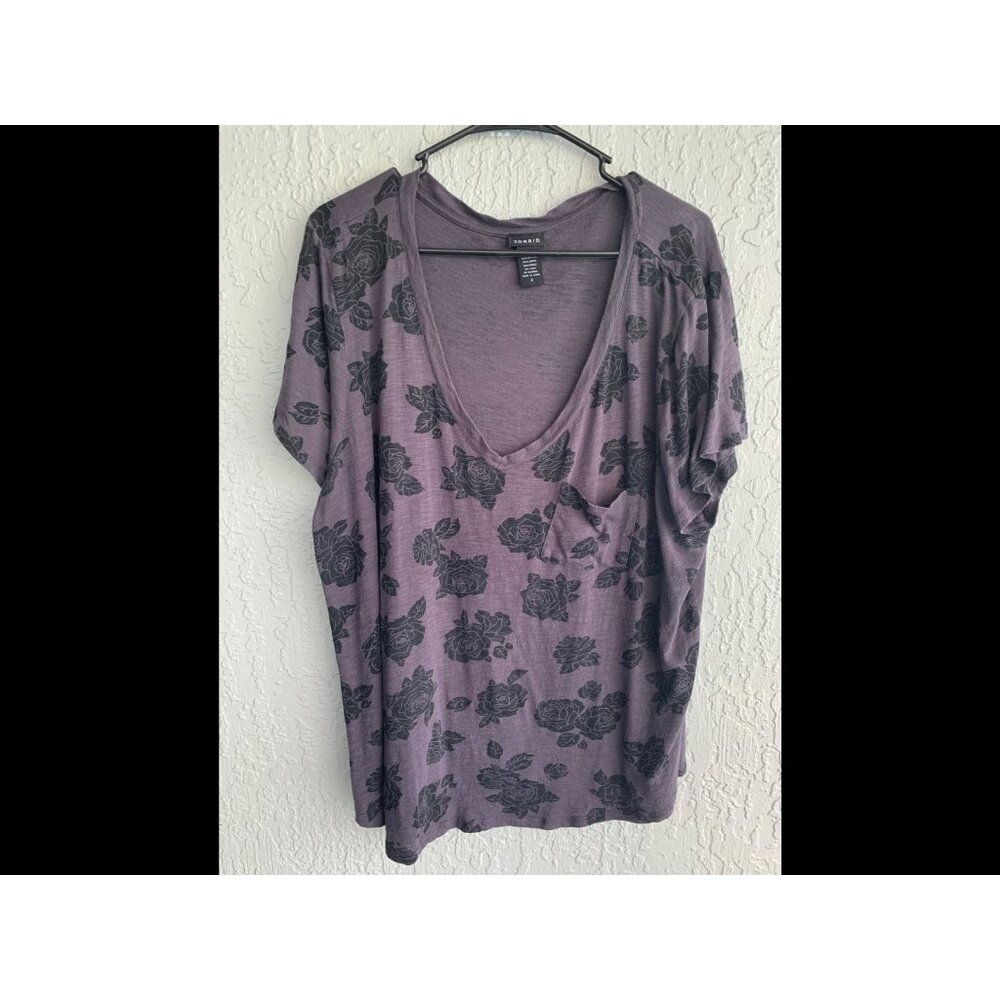 TORRID 3 Grey vneck tshirt black roses